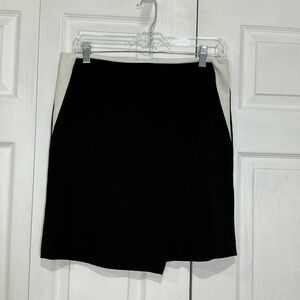 🌷 White House Black Market Black and White Lined Skirt Diagonal Front Slit - 6